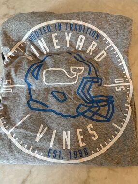 Vineyard Vines LS graphic t size M